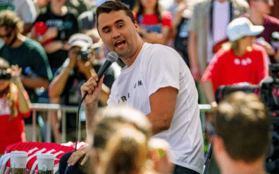 Asesinan de un disparo al comentarista conservador Charlie Kirk en un evento en una universidad de Utah