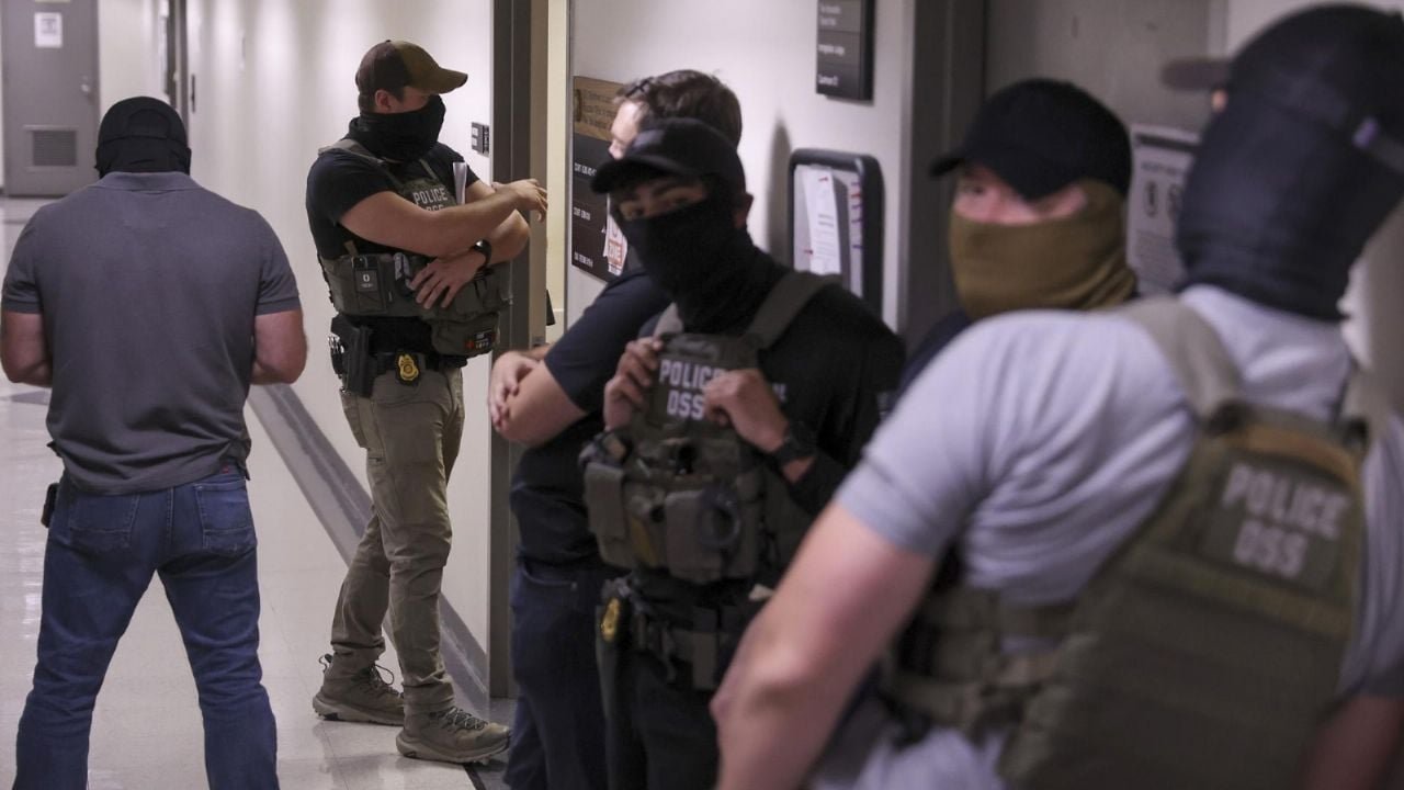 Despiden a agente de ICE tras incidente violento contra mujer migrante en centro de detención de Nueva York Despiden a agente de ICE tras incidente violento contra mujer migrante en centro de detención de Nueva York